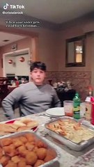 Familia cubre con burbuja de plástico a la hija con covid para la cena de Navidad