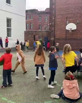 Profesora que encesta un tiro de larga distancia se viraliza