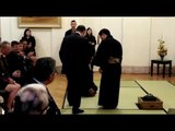 وزير الكهرباء يخلع حذائه في جلسة الشاي اليابانية