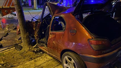 Descargar video: Kadıköy Bağdat Caddesinde feci kaza: 1 yaralı