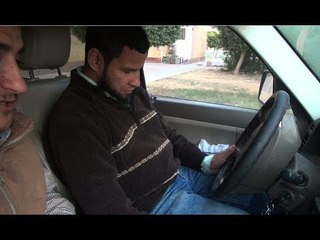 كفيف يقود موتسيكل على الطريق الدائري بعد قيادته سيارة