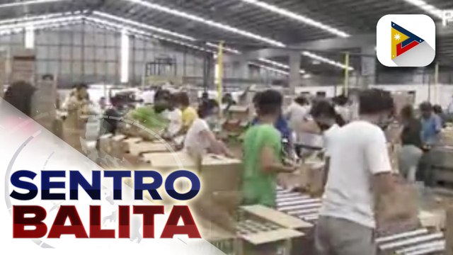 Mga kawani ng iba’t ibang gov’t agencies at walk-in volunteers, tulong-tulong sa pagre-repack ng food packs sa Visayas Disaster Resource Center