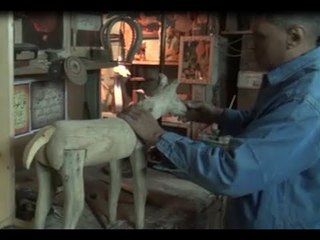 نجار اكتشف موهبته في نحت الخشب.. فحوَّل ورشته لـ أتيليه