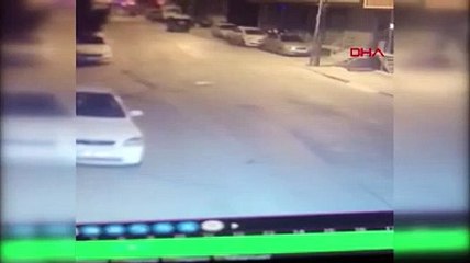 Üçüncü kattan arabanın üzerine düştü