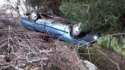 Son dakika haberleri... Kaza yapan otomobil bahçe duvarında asılı kaldı: 3 yaralı