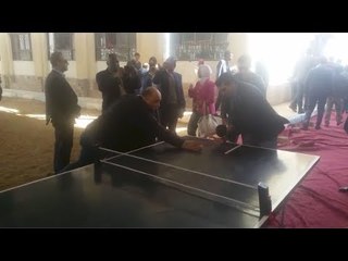 وزير الرياضة يلعب تنس الطاولة مع طالبة بأسوان