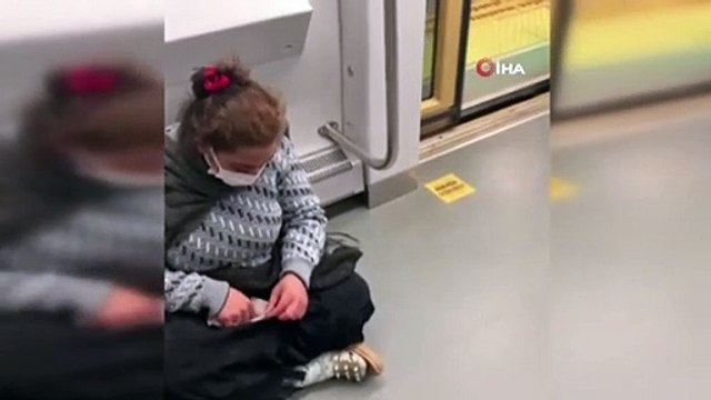 Durakta topladığı paraları metroda saydı