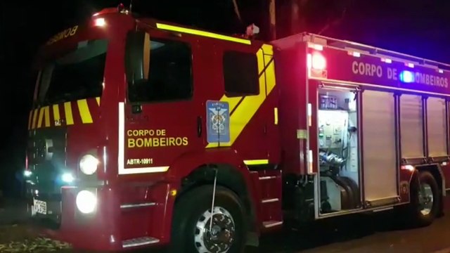 Corpo de Bombeiros é acionado para combater incêndio em vegetação no Santo Onofre