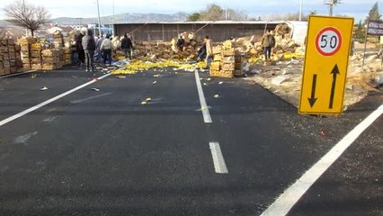 Devrilen tırdan etrafa saçılan limon kasaları yolu trafiğe kapattı