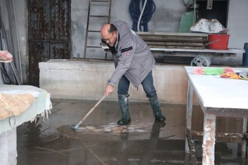 Sel mağduru esnaf, iş yerine gelince şok yaşadı