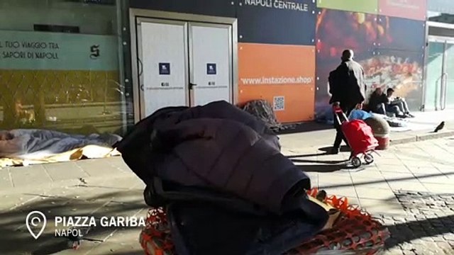 Sacchi a pelo e case di cartone: la Napoli dei nuovi poveri dall'ex Mercato ittico alla Galleria