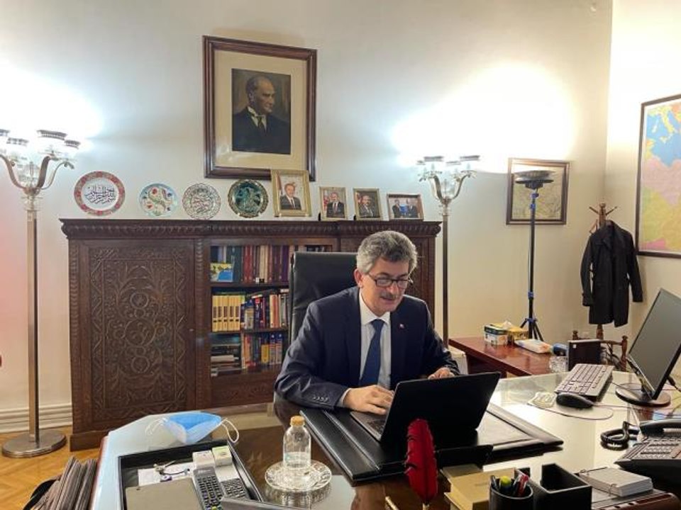 Türkiye'nin Tahran Büyükelçisi Örs AA'nın "Yılın Fotoğrafları"nı oyladı