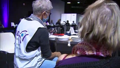 Tempi lunghi per la dose booster: l'Olanda scopre il turismo vaccinale