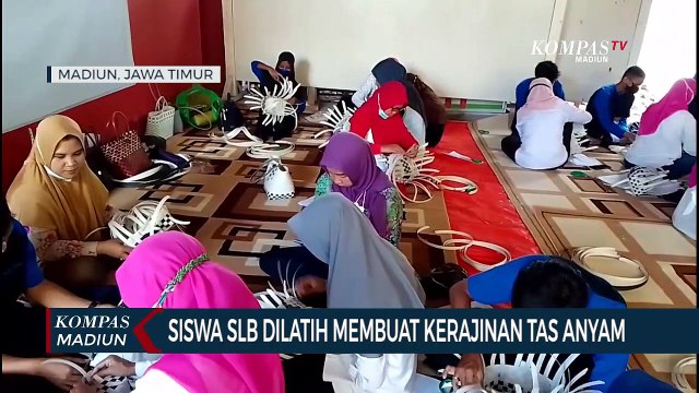 Siswa SLB Dilatih Membuat Kerajinan Tas Anyam