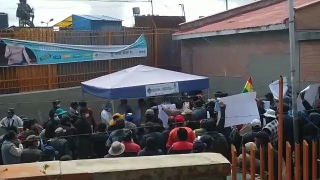 'Antivacunas' atacan personal médico e intentan destruir punto de vacunación en El Alto