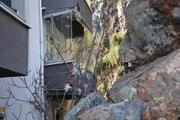 Yamaçtan kopan kaya parçalarının düştüğü balkon yıkıldı