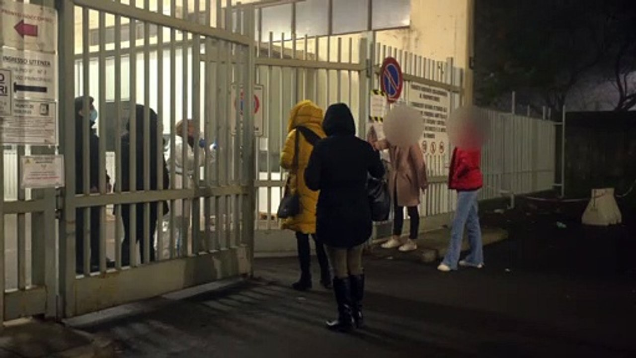 Covid, tamponi a Milano: computer in tilt e cittadini in quarantena inferociti dopo 10 ore di attesa