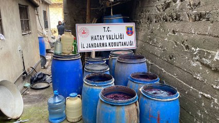 下载视频: Hatay’da 6 bin 280 litre sahte içki ele geçirildi: 2 gözaltı