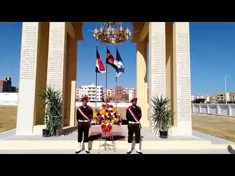 محافظ البحر الأحمر يضع إكليلا من الزهور على النصب التذكاري للشهداء