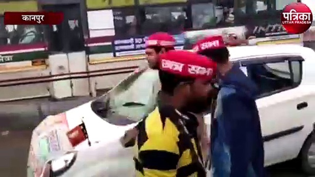 मोदी का पुतला फूंक रहे सपा कार्यकर्ता को मना करना पड़ा भारी