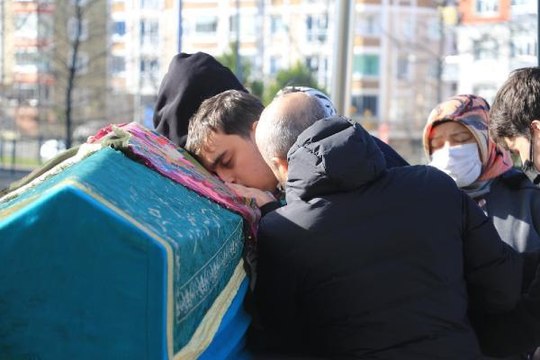 OTOMOBİL ÇARPTIĞI BABAANNE TOPRAĞA VERİLDİ; TORUNU HAYATİ TEHLİKEYİ ATLATTI