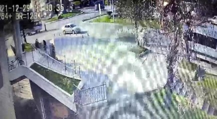 Dönüş yapan minibüsün altında kaldı o anlar güvenlik kamerasına yansıdı