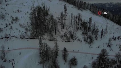 Bisikletleriyle bin 300 kilometrelik kayak pistinden aşağı indiler, o anları kayıt altına aldılar