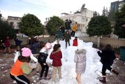 Kamyonla okul bahçesine taşınan kar öğrencilerin neşe kaynağı oldu