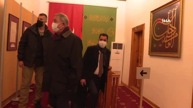 Bakan Akar Kosova'da Sultan Murad Türbesi ile Adem Jashari'nin mezarını ziyaret etti