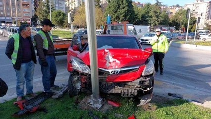 Samsun'da kavşakta iki otomobil çarpıştı: 2 yaralı