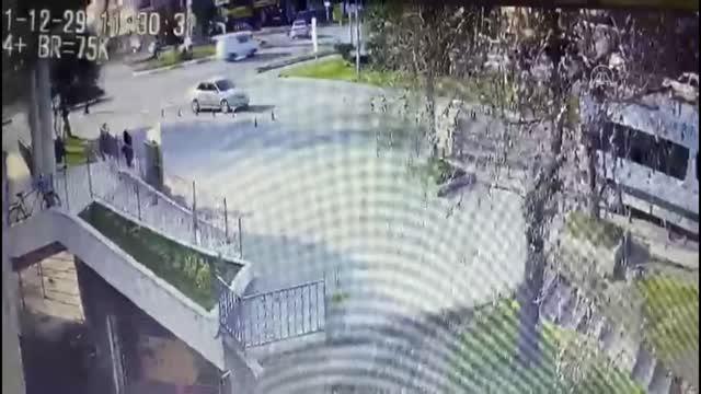 ZONGULDAK - Midibüsün yayaya çarpma anı güvenlik kamerasında