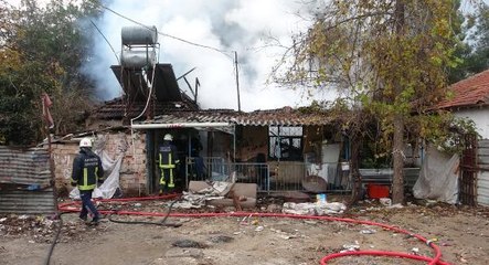 Son dakika: GECEKONDU, ÇIKAN YANGINDA KULLANILMAZ HALE GELDİ