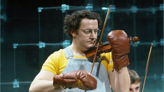 FEMME ACTUELLE - Comme un grand frère : le bel hommage de Gérard Jugnot à Coluche