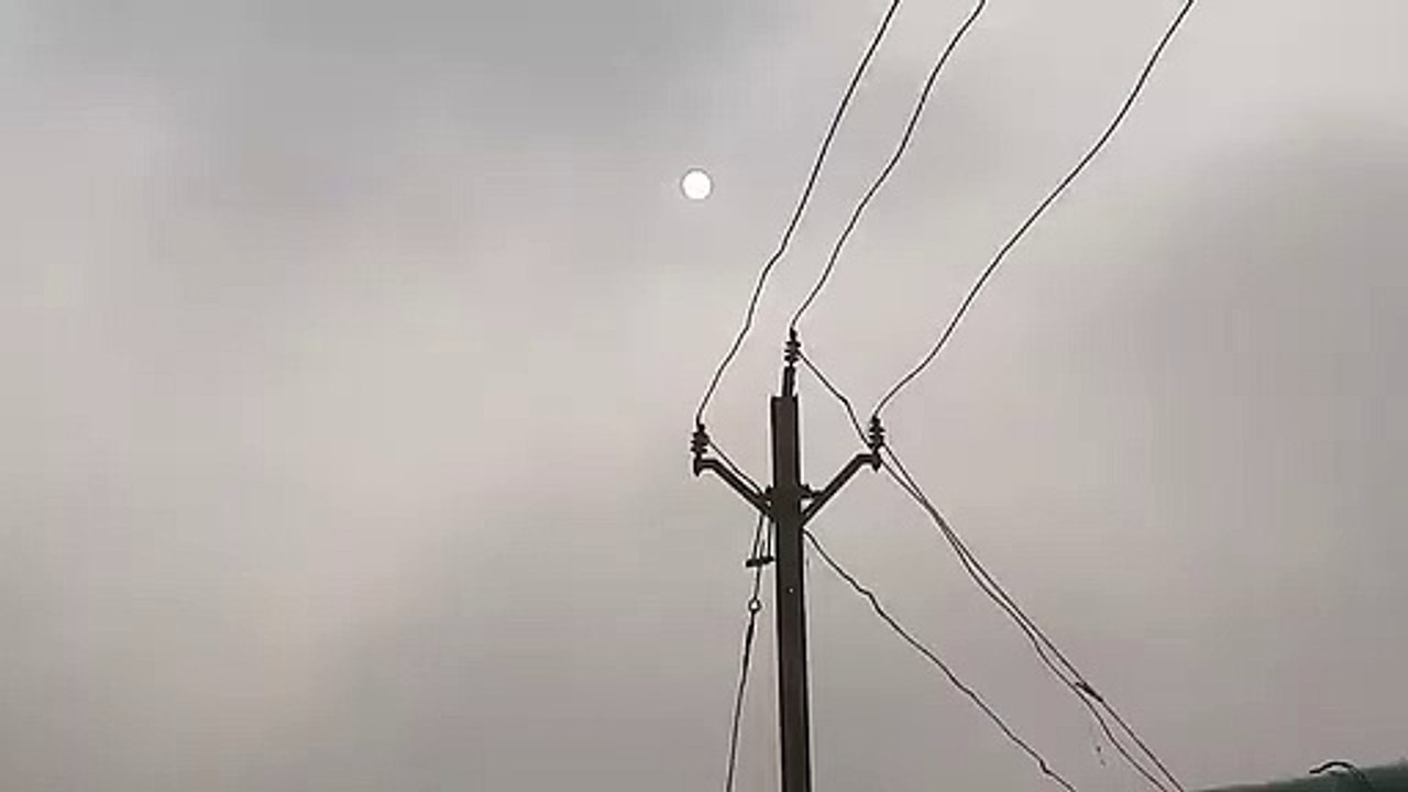 बारिश के बाद सर्दी का सितम, कोहरे की धुंध में छिपा रहा सूरज, देखें वीडियो