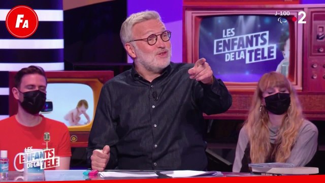 FEMME ACTUELLE - Hélène Ségara : cet objet insolite et VIP qui trône dans ses toilettes