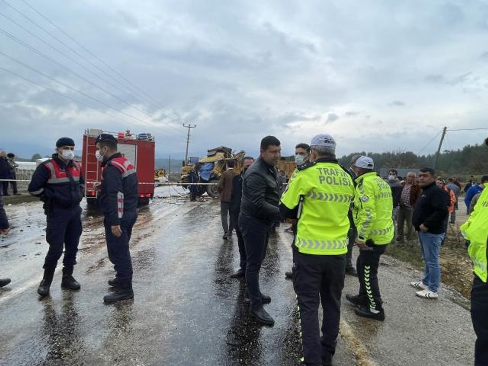 Kamyon ile tırın çarpıştığı kazada bir kişi öldü, bir kişi yaralandı