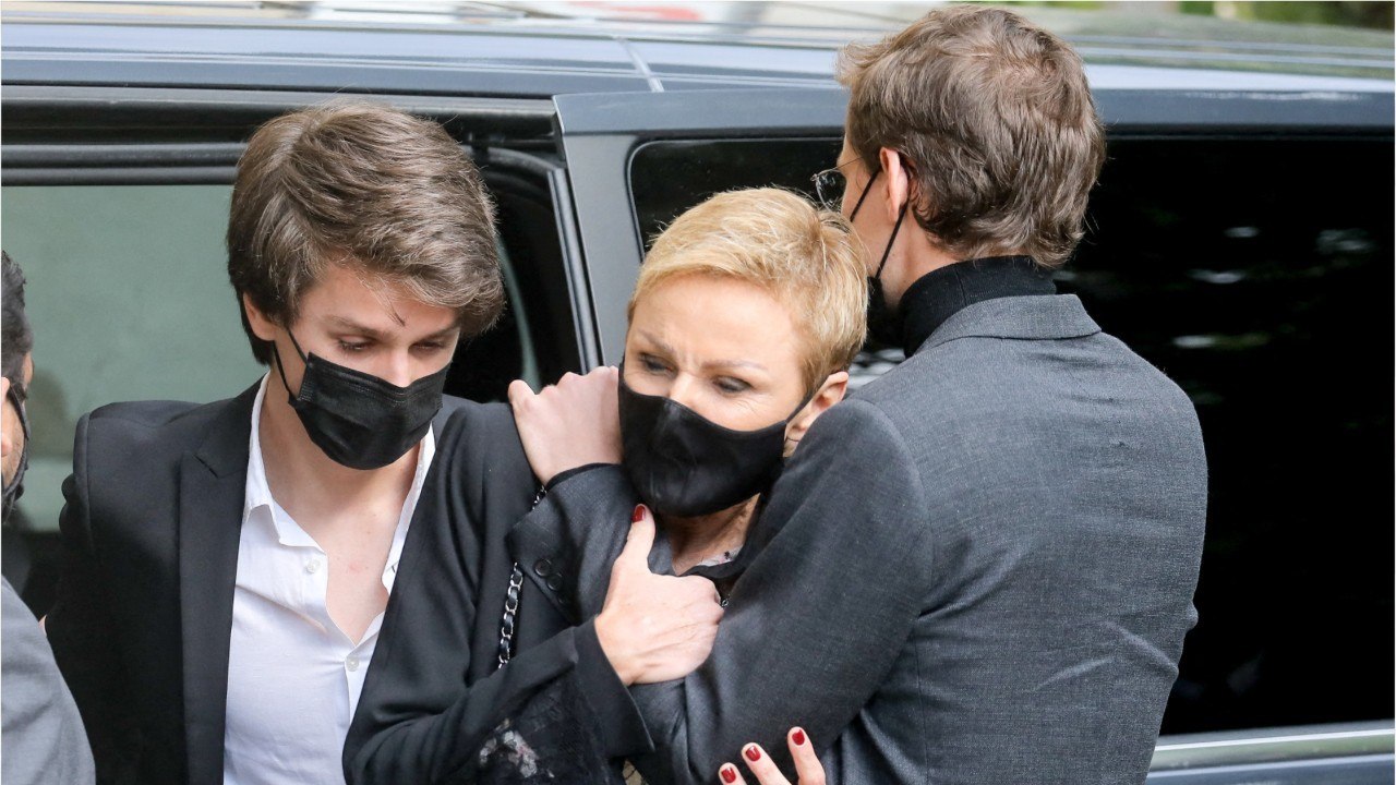 FEMME ACTUELLE - Obsèques d’Yves Rénier : les larmes de sa femme et ses enfants, l’émotion de Jean-Luc Reichmann… un hommage bouleversant