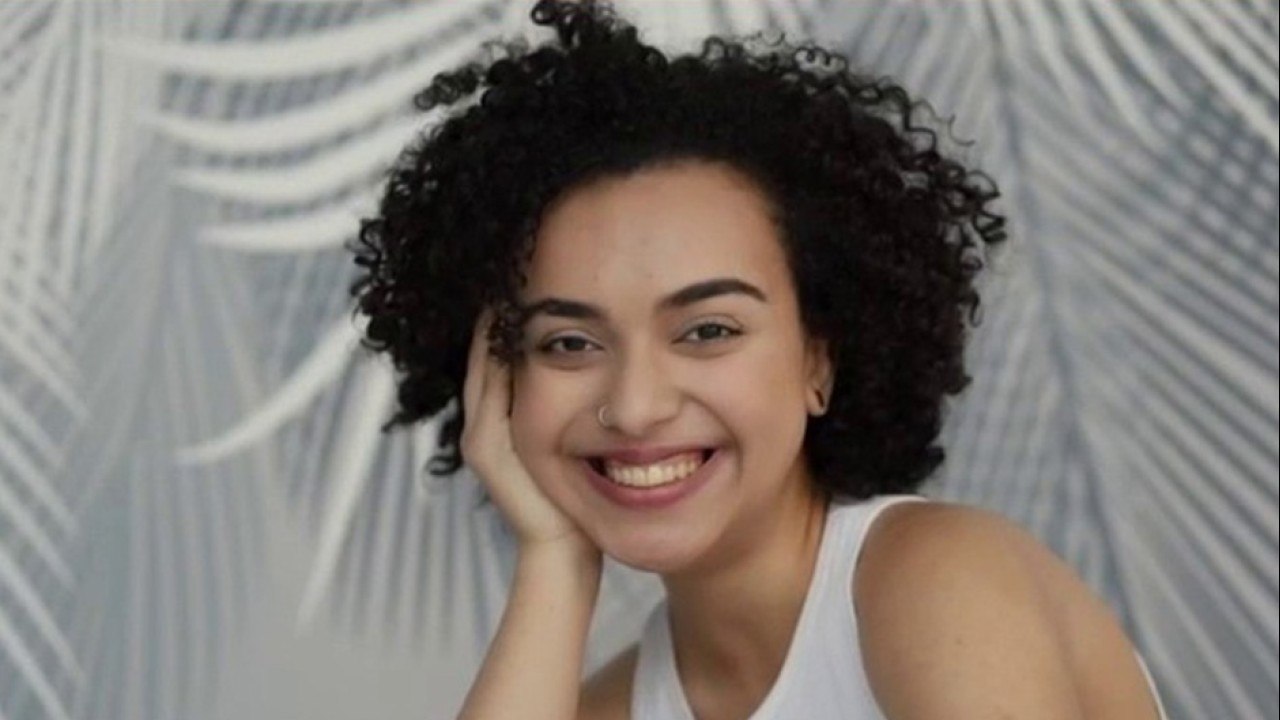 bd-como-recuperar-los-rizos-despues-de-alisar-el-cabello-291221