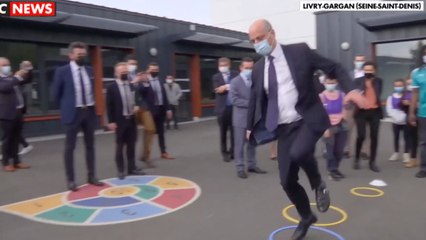 FEMME ACTUELLE - Jean-Michel Blanquer en pleine marelle et Chifoumi dans une école : les images délirantes du ministre de l'Education