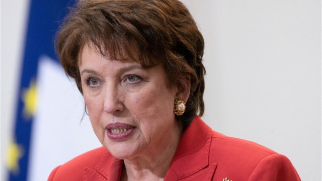 FEMME ACTUELLE - Roselyne Bachelot hospitalisée à cause de la Covid-19 : ses proches donnent de ses nouvelles