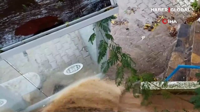 Muğla'nın Bodrum ilçesinde aniden bastıran sağanak nedeniyle cadde ve sokaklar göle döndü