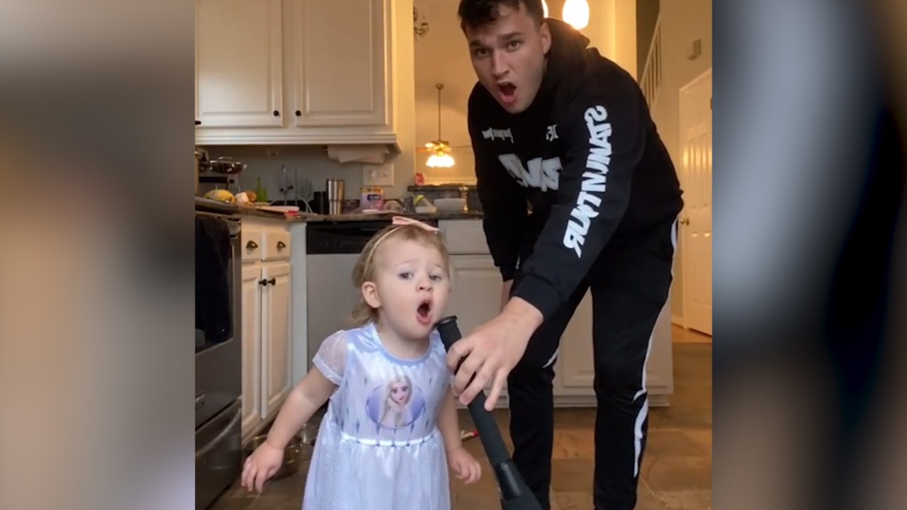 FEMME ACTUELLE - Cette petite fille connaît la chanson de La Reine des Neiges par cœur !