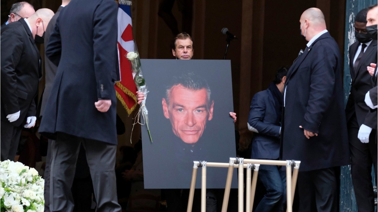 FEMME ACTUELLE - PHOTOS - Obsèques de Patrick Dupond : sa compagne Leïla Da Rocha et ses amis de “Danse avec les stars” unis pour un dernier hommage