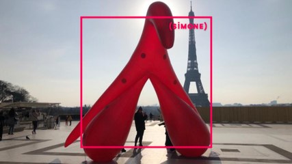 SIMONE : Le clito au Trocadéro