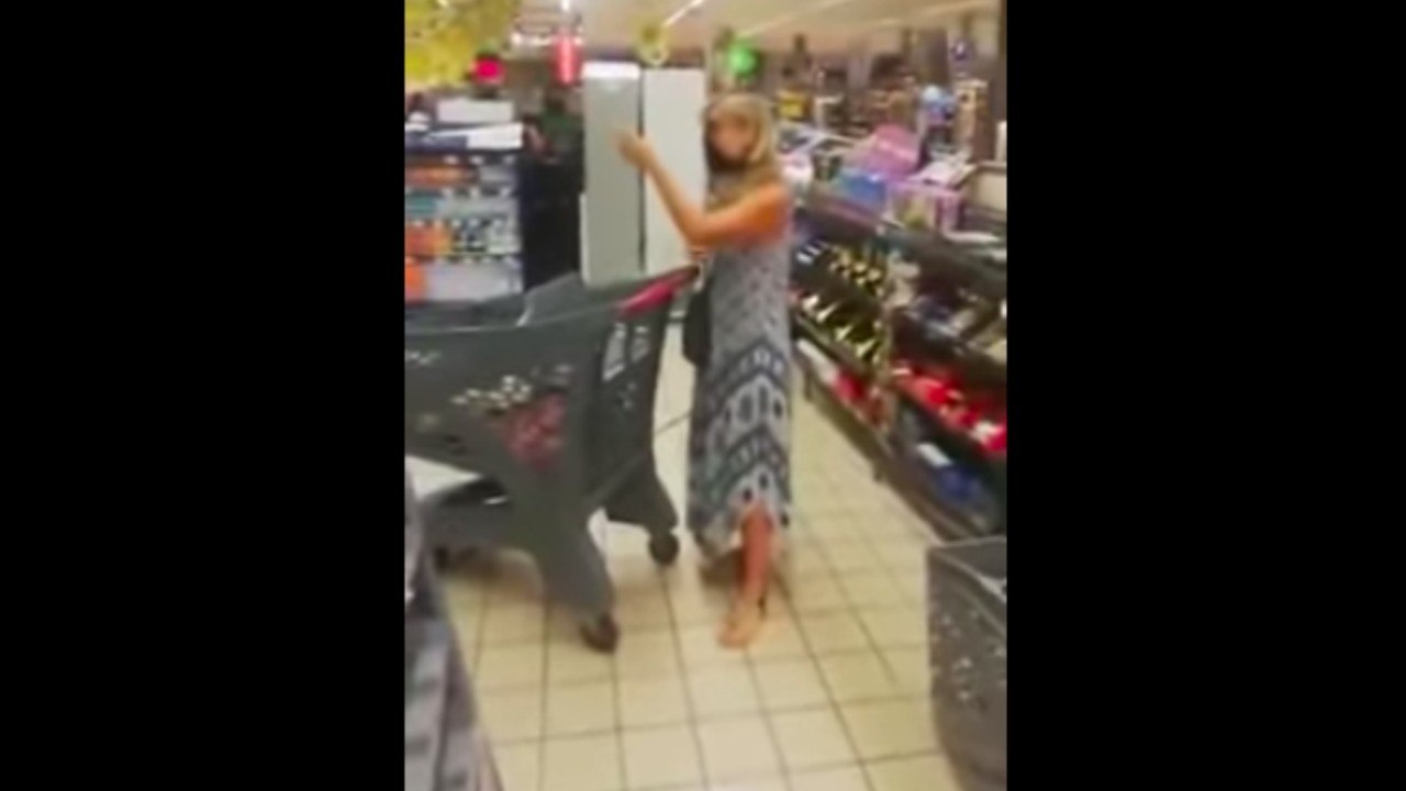 FEMME ACTUELLE - Cette femme se sert de sa petite culotte en guise de masque dans un supermarché - VIDEO
