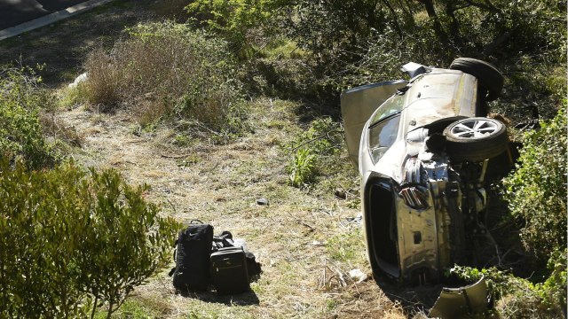 FEMME ACTUELLE - Tiger Woods hospitalisé après un violent accident de voiture : les images choquantes du crash