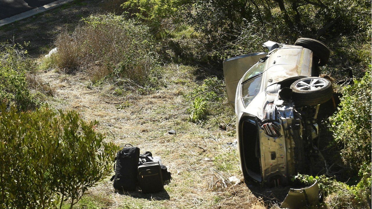FEMME ACTUELLE - Tiger Woods hospitalisé après un violent accident de voiture : les images choquantes du crash
