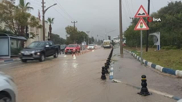 Sağanak yağış cadde ve sokakları göle çevirdi