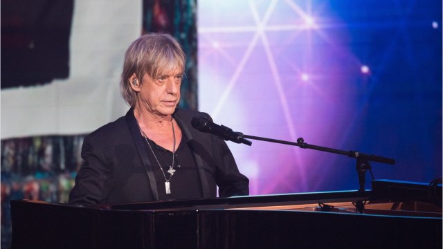 FEMME ACTUELLE - Jean-Louis Aubert : cette terrible opération qui a failli l'empêcher de se rendre aux Enfoirés 2021