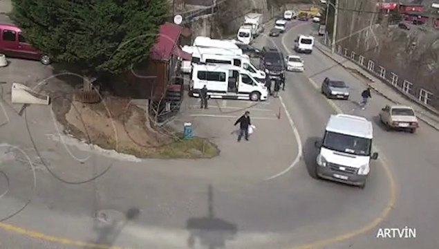 Pourquoi se faire renverser par une seule voiture quand on peut se renverser par deux voitures